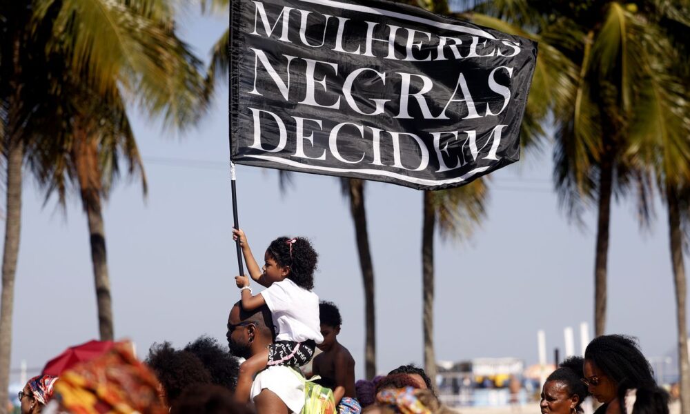 marcha-das-mulheres-negras-une-geracoes-na-orla-do-rio-de-janeiro