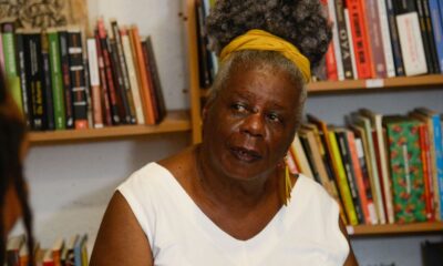 conceicao-evaristo-doa-documentos-pessoais-para-casa-de-rui-barbosa