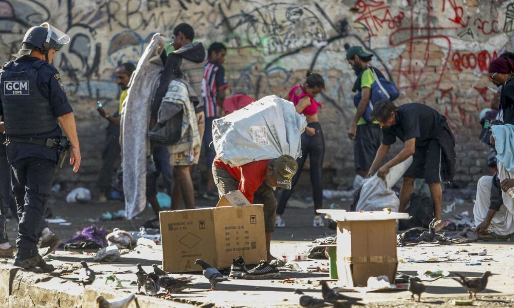 em-sao-paulo,-policia-cumpre-mandados-na-cracolandia