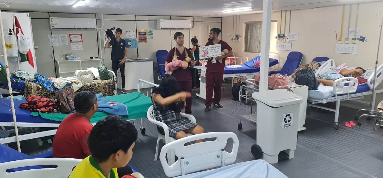 maternidade-e-academicos-de-medicina-orientam-maes-sobre-aleitamento-materno-–-governo-de-roraima