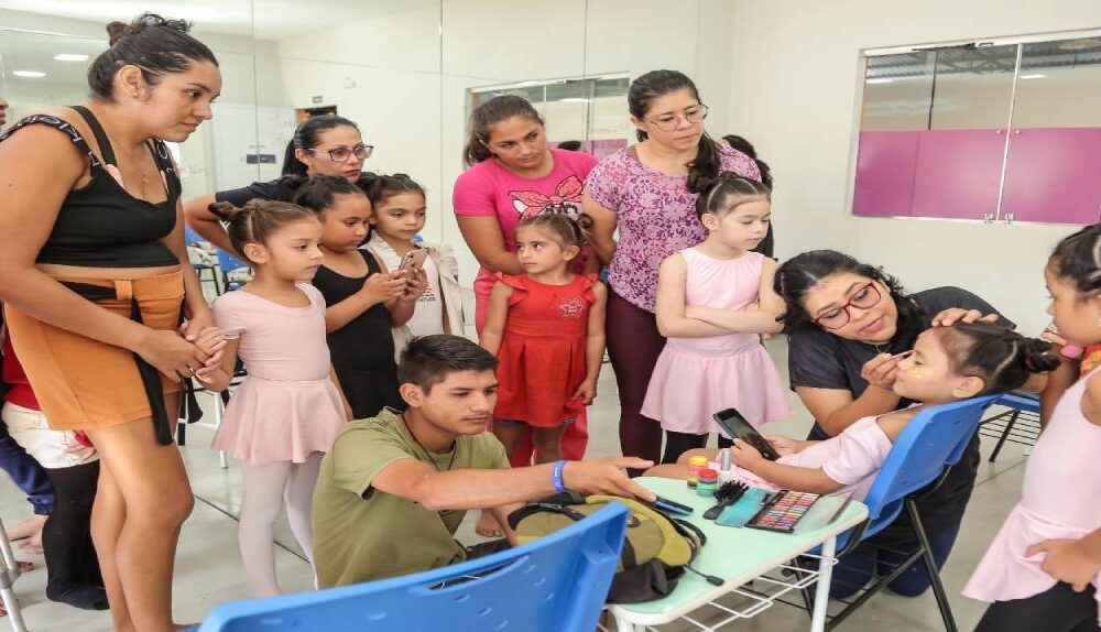 danca-e-beleza-ccjuv-da-ale-rr-promove-oficina-sobre-penteados-e-maquiagem-para-pais-e-alunas-de-bale-|-ale-rr-|-assembleia-legislativa-de-roraima
