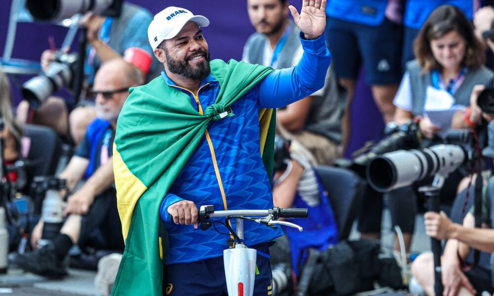 atletismo:-claudiney-batista-e-tricampeao-e-beth-gomes-prata-em-paris