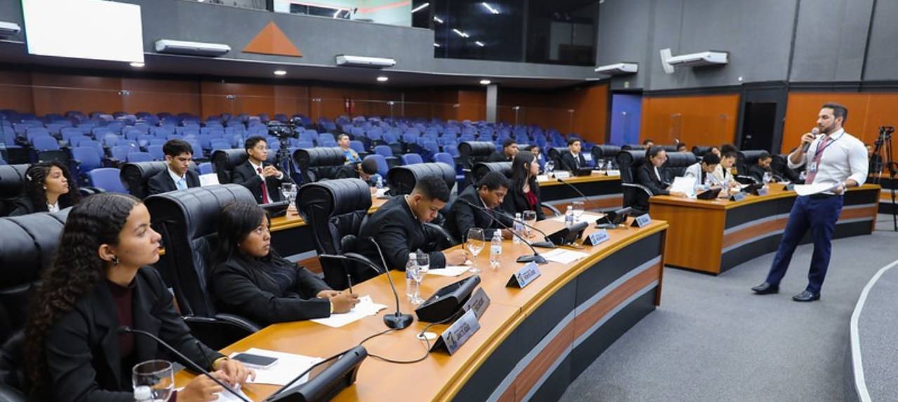 processo-legislativo-curso-auxilia-deputados-do-parlamento-jovem-roraimense-na-criacao-e-melhoria-de-projetos-de-lei-|-ale-rr-|-assembleia-legislativa-de-roraima