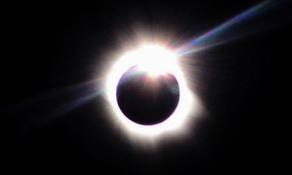 eclipse-solar-acontece-hoje-a-tarde;-veja-horario-e-como-observar