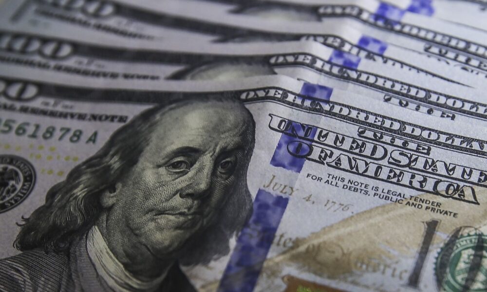 dolar-sobe-para-r$-5,65-com-queda-do-petroleo-e-eleicoes-nos-eua