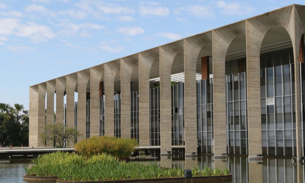 governo-brasileiro-diz-ver-com-preocupacao-ataque-de-israel-ao-ira