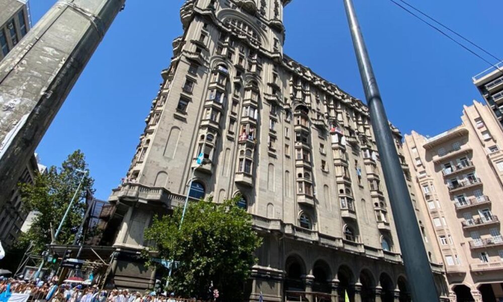 mais-de-2,72-milhoes-de-uruguaios-escolhem-novo-presidente-hoje