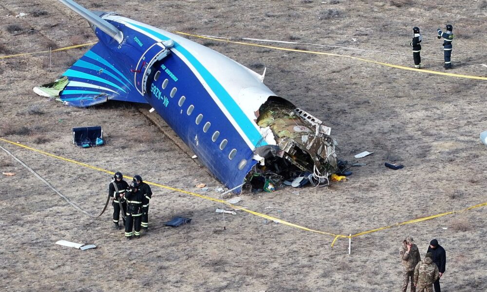 aviao-comercial-da-embraer-cai-com-67-passageiros-no-cazaquistao