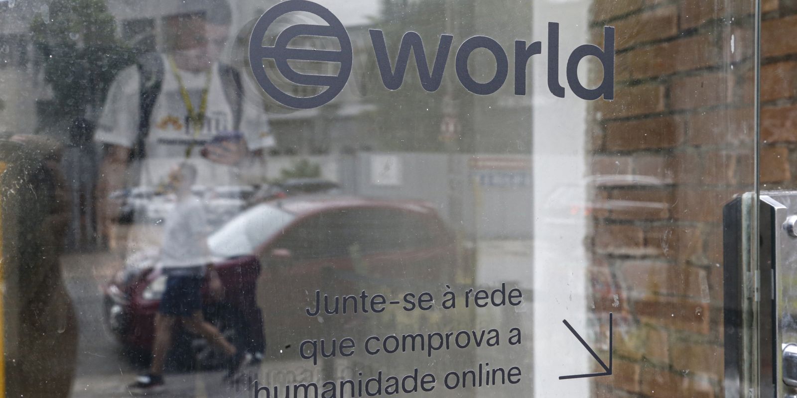 empresa-suspende-coleta-de-iris-de-brasileiros-apos-decisao-da-anpd