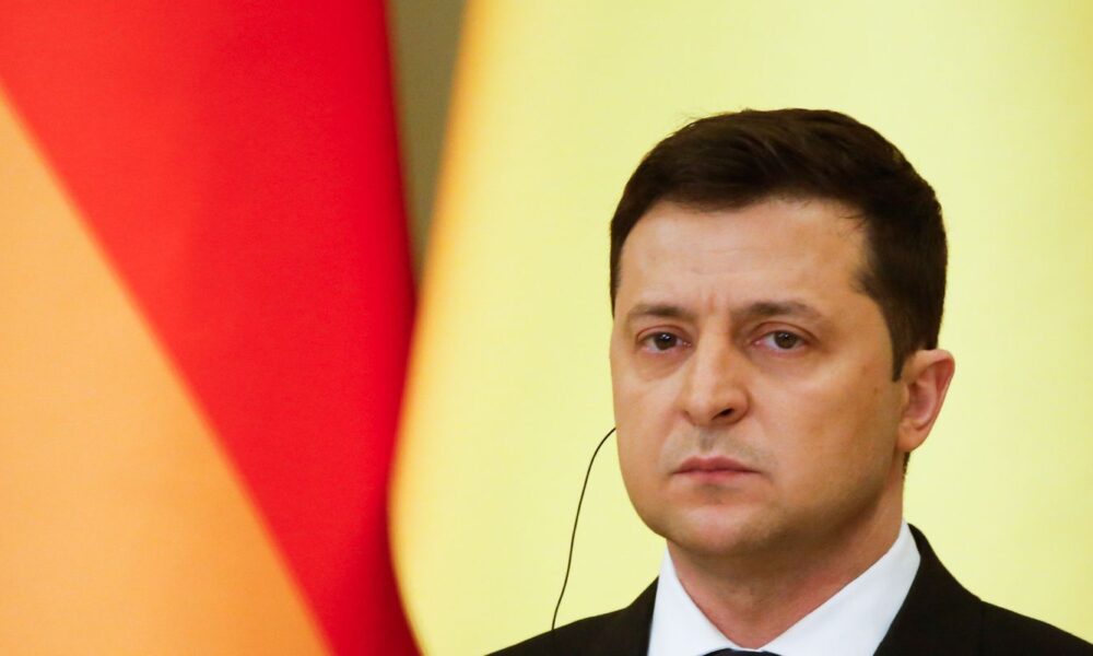 “devemos-alcancar-a-paz-pela-forca”,-diz-zelensky-no-3o-ano-em-guerra
