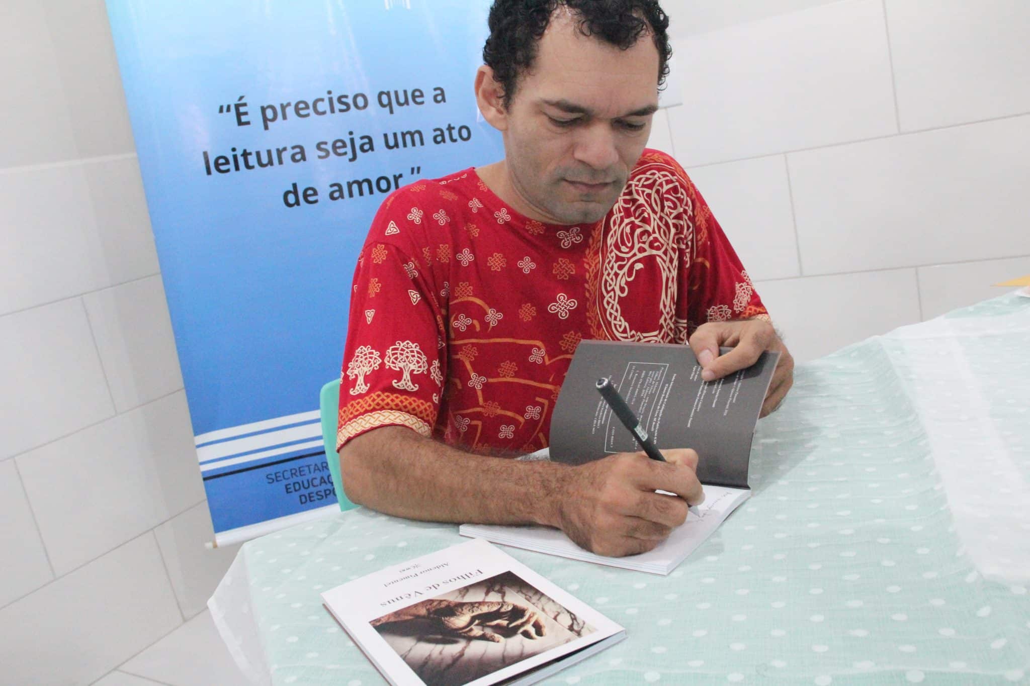 escritor-roraimense-doa-livros-para-unidades-estaduais-de-ensino-–-governo-de-roraima