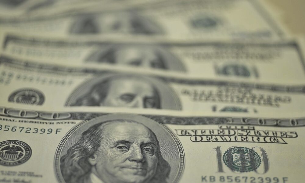dolar-sobe-para-r$-5,75-com-tarifas-de-trump-e-declaracoes-de-haddad
