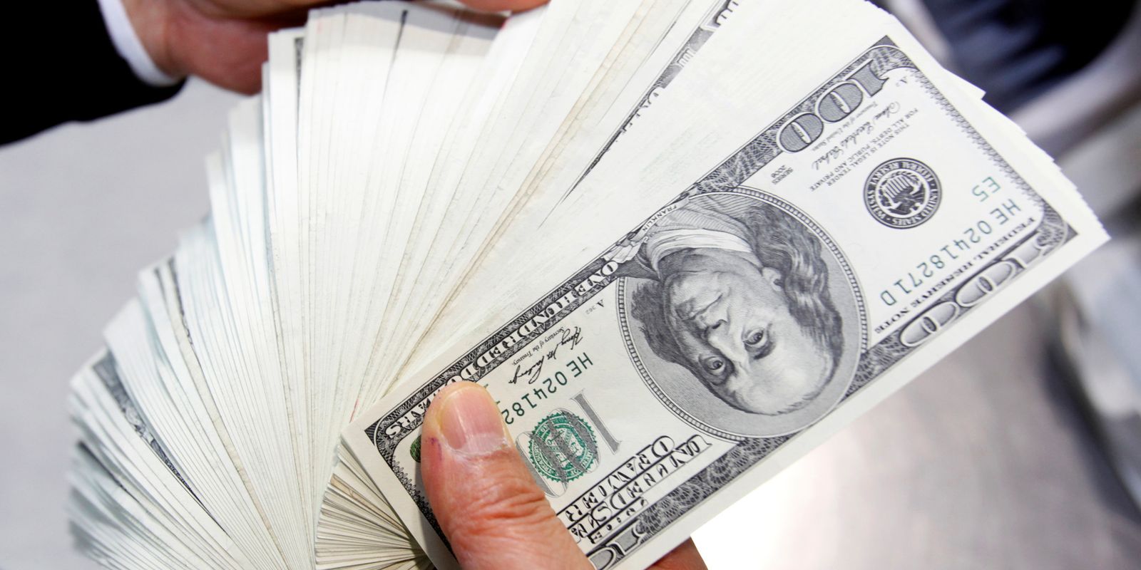 dolar-cai-para-r$-5,70-com-dados-fracos-dos-eua-e-ata-do-copom