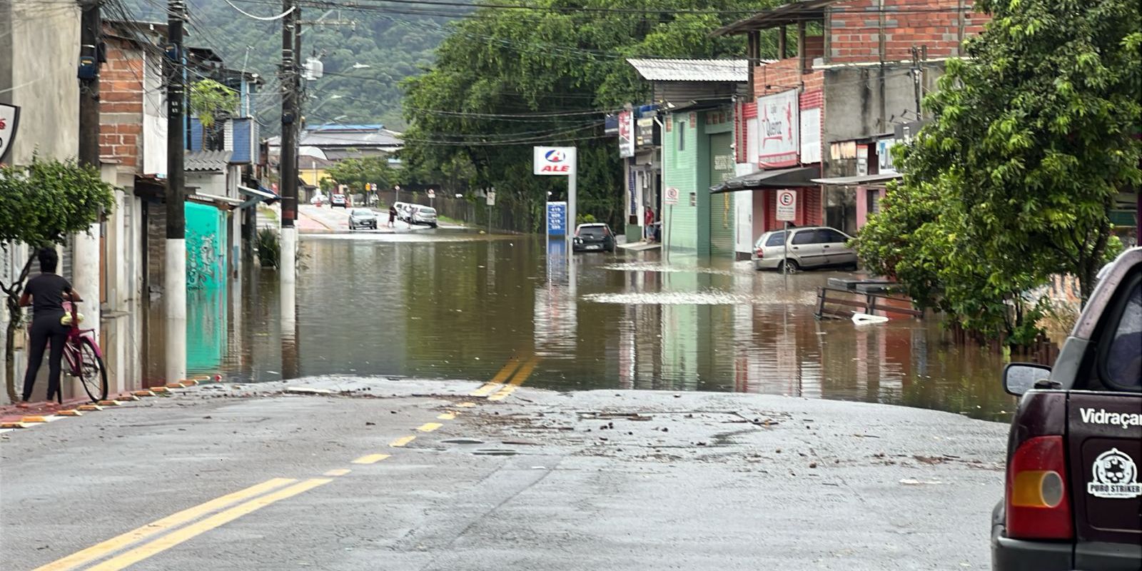 aguas-baixam-em-ubatuba-e-moradores-ja-comecam-a-voltar-para-casa