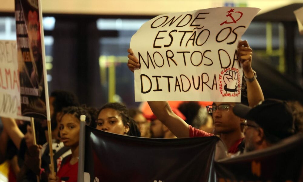 cordao-da-mentira-faz-desfile-“para-adiar-o-fim-do-mundo”