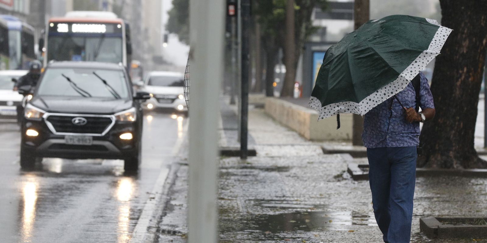temporal-com-rajadas-de-ventos-atinge-o-rio-no-comeco-da-noite