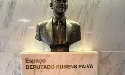 ato-contra-pl-da-anistia-e-realizado-em-frente-a-busto-de-rubens-paiva