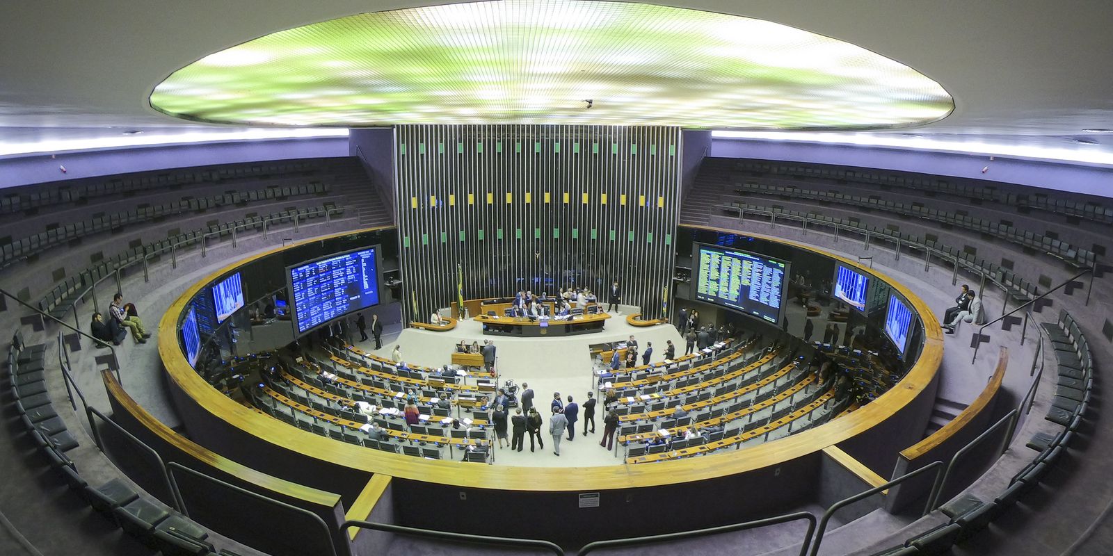 especialistas-veem-manobra-juridica-em-decisao-da-camara-sobre-golpe