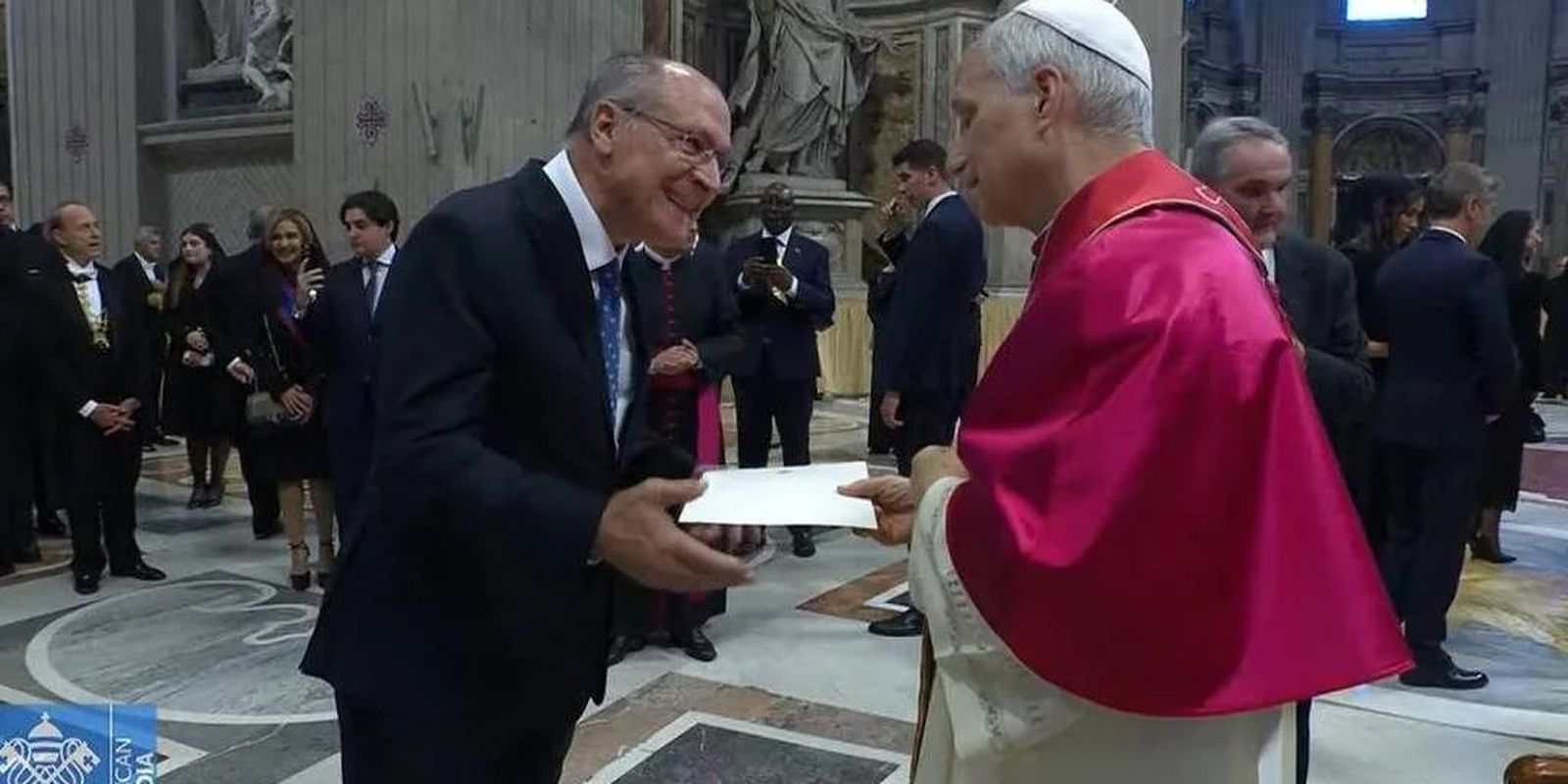 alckmin-entrega-ao-papa-convite-para-visitar-o-brasil-durante-a-cop30